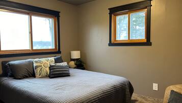 4 habitaciones, escritorio y tabla de planchar con plancha