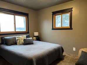 4 عدّة غرف نوم ومكتب ومكواة/لوح كي وسرير سفر