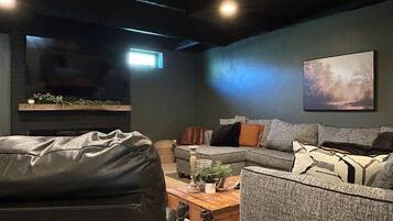 Smart TV, chimenea, mesa de ping pong, libros