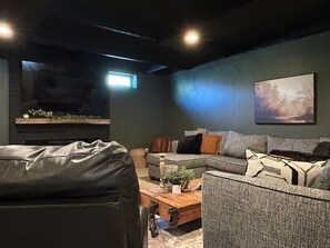 Smart-TV, Kamin, Tischtennisplatte, Bücher