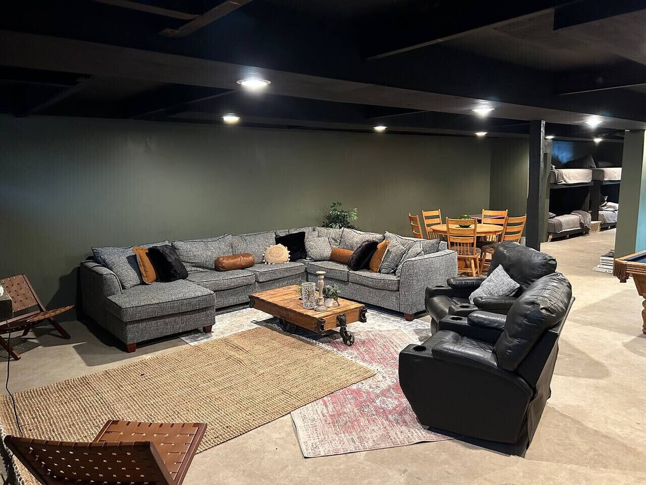 Televisor intel·ligent, llar de foc, taula de tennis de taula i llibres 