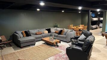 Smart TV, lareira, mesa de pingue-pongue, livros