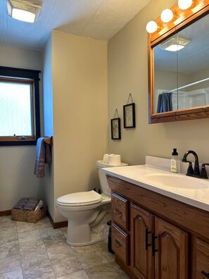 Een douche, een haardroger, handdoeken, zeep