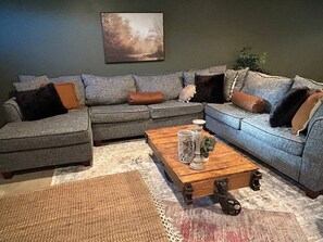 Een smart-tv, een open haard, een tafeltennistafel en boeken