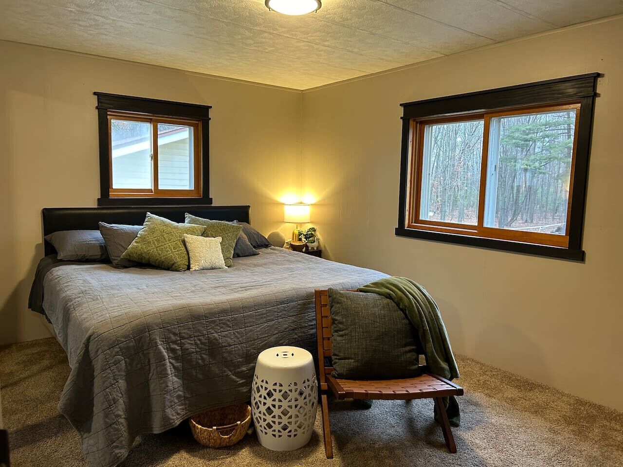 4 habitaciones, escritorio y tabla de planchar con plancha 