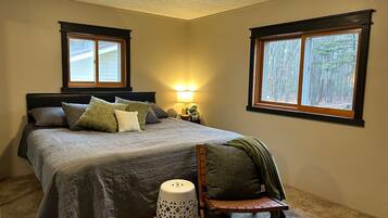 4 slaapkamers, een bureau, een strijkplank/strijkijzer, reisbedje