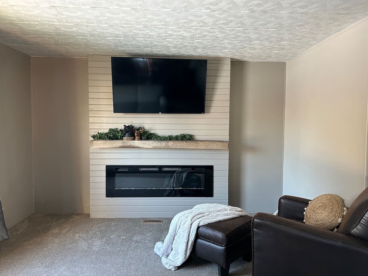 Smart-TV, Kamin, Tischtennisplatte, Bücher