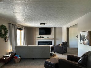 تلفزيون ذكي، مدفأة، تنس طاولة، كُتُب