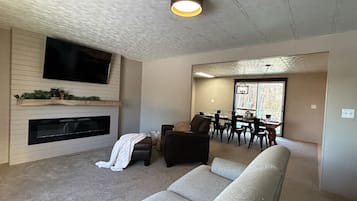 Älytelevisio, takka, pöytätennispöytä, kirjoja