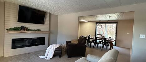 TV connectée, cheminée, table de tennis de table, livres