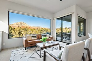 Smart-tv, een open haard en een tafeltennistafel