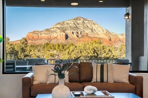 Smart-tv, een open haard en een tafeltennistafel