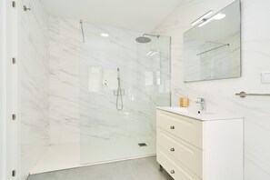 Shower, hair dryer, towels
