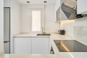 Refrigerador, microondas, horno y parrilla de estufa 