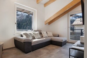 TV - Apartment 'Cà Dei Nane' with Mountain View, Balcony and Wi-Fi (Vermiglio)