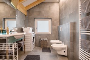 Dusche, Haartrockner, Handtücher