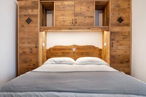 2 bedrooms, free WiFi, bed sheets - Apartment 'Cà Dei Nane' with Mountain View, Balcony and Wi-Fi (Vermiglio)