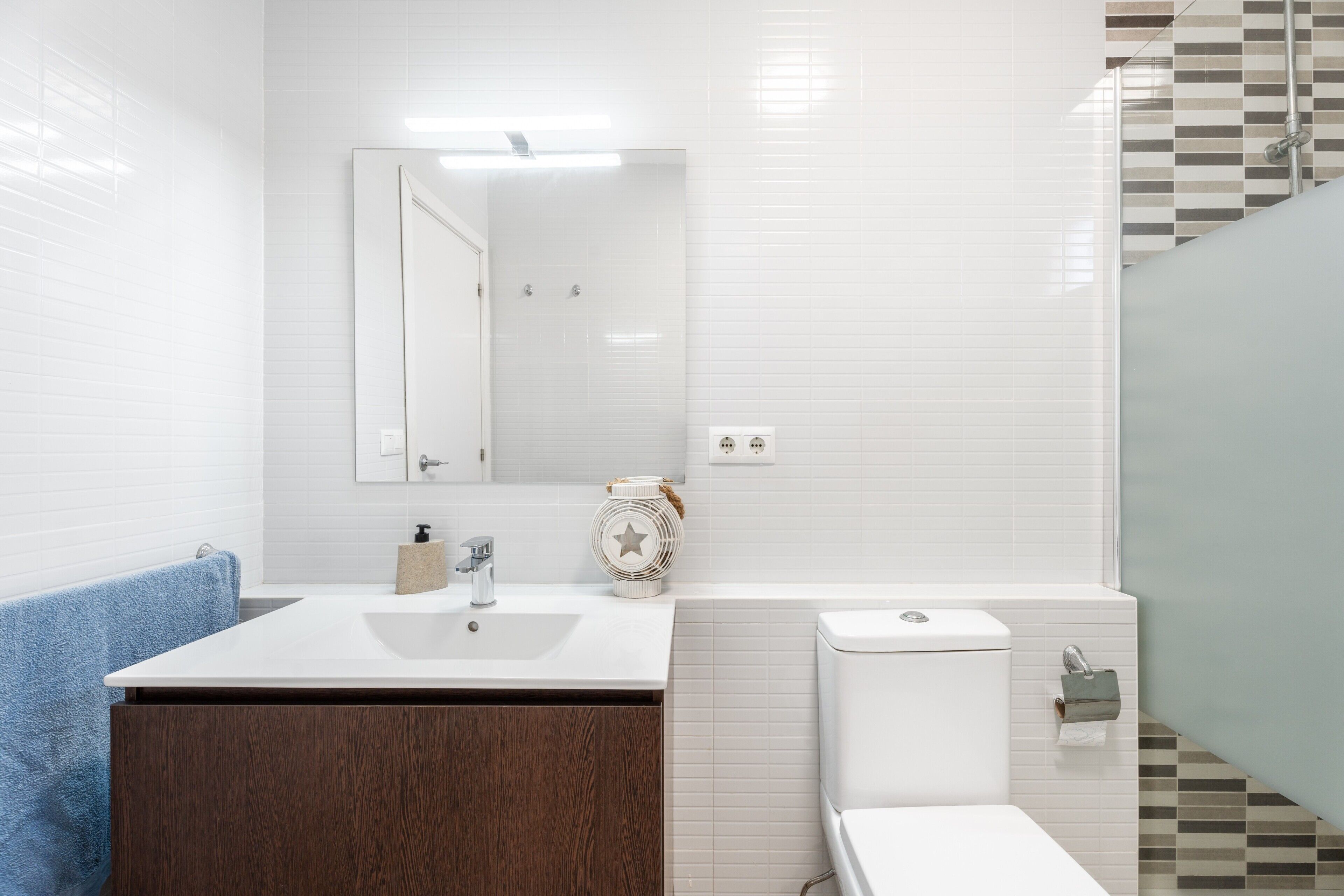Ein Badezimmer mit Waschbecken, Spiegel und Toilette.