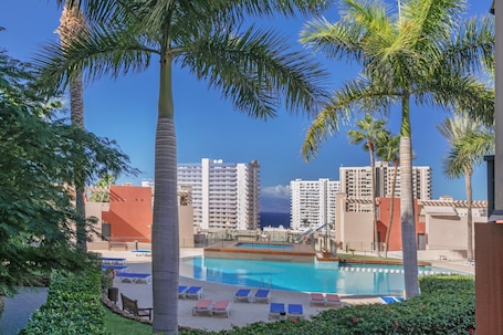 Una piscina riscaldata. Appartamento per vacanze 'Paradise Beach Bay' con piscina condivisa, Wi-Fi e aria condizionata