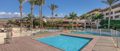 حمّام سباحة مُدفَّأ