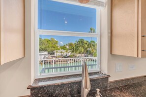 Interior - P47 - New on the rental market!  2 bedroom, 2 bathroom home with deep water dockage and easy ocean access (Marathon)