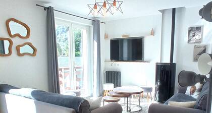 Chalet "Sublime Chalet 14 Pers Spa Extrieur" mit Blick auf die Berge