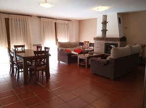 Télévision, cheminée