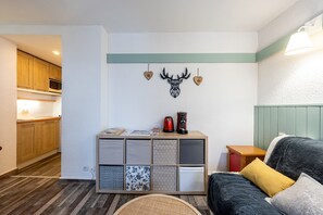 TV, ping pong - Apartment 'Séjour À La Montagne - Éperviere' with Mountain View, Shared Pool and Balcony (La Plagne-Tarentaise)