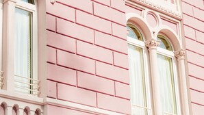 A pink building facade with arched windows and the word 'BELLEVUE' visible.