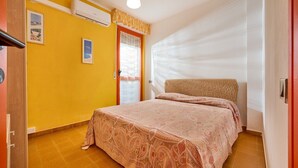 Ein Schlafzimmer mit Bett, Tür und Fenster.