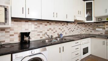 Een koelkast, een magnetron, een oven, een kookplaat