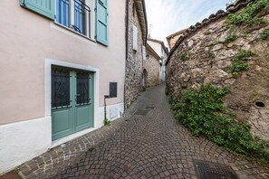 Property grounds - Apartment 'Papavero Rosso' with Mountain View, Wi-Fi and Air Conditioning (Salò)