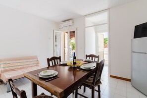 Dining - Holiday Home 'La Villetta Dei Romani 449' with Private Terrace and Air Conditioning (Fontanelle)