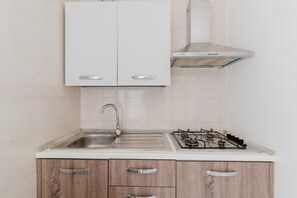Fridge, stovetop, electric kettle, cookware/dishes/utensils - Holiday Home 'La Villetta Dei Romani 449' with Private Terrace and Air Conditioning (Fontanelle)