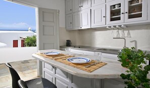 Fridge, oven, stovetop, coffee/tea maker - Apartment 'Casa D'irene Mykonian Residence' with Sea View, Wi-Fi and Air Conditioning (Mýkonos City)