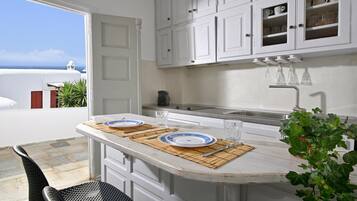 Kühlschrank, Ofen, Herdplatte, Wasserkocher mit Kaffee-/Teezubehör