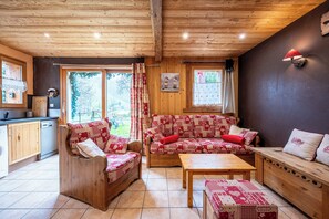 TV - Apartment 'La Poya' with Mountain View, Private Terrace and Wi-Fi (Valloire)