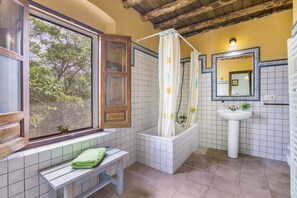 Shower, towels - Eco-friendly Finca Morera with Mountain Views, Private Pool and Private Terrace (Aroche)
