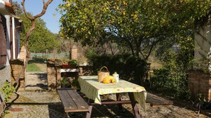 Outdoor dining - Eco-friendly Finca Morera with Mountain Views, Private Pool and Private Terrace (Aroche)
