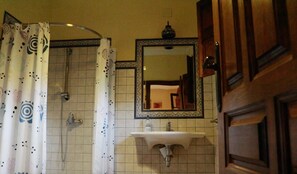 Shower, towels - Eco-friendly Finca Morera with Mountain Views, Private Pool and Private Terrace (Aroche)