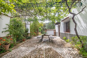 Outdoor dining - Eco-friendly Finca Morera with Mountain Views, Private Pool and Private Terrace (Aroche)