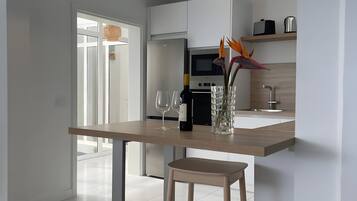 Een koelkast, een magnetron, een oven, een kookplaat