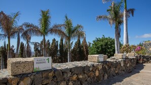 Un mur de pierre sur lequel est apposée une plaque indiquant « Parking n° 1 ».