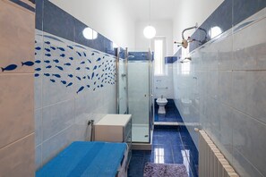 Shower, hair dryer, towels - Holiday Home 'Villa Verde - 300m from the Sea' with Private Garden, Wi-Fi & AC (Bordighera)