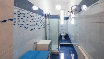 Douche, sĂšche-cheveux, serviettes fournies