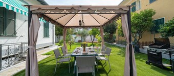 Holiday Home 'Villa Verde - 300m from the Sea' with Private Garden, Wi-Fi & AC