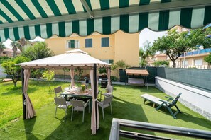 Outdoor dining - Holiday Home 'Villa Verde - 300m from the Sea' with Private Garden, Wi-Fi & AC (Bordighera)