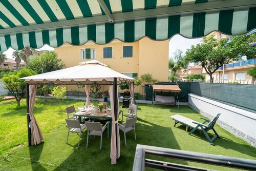 Holiday Home 'Villa Verde - 300m from the Sea' with Private Garden, Wi-Fi & AC