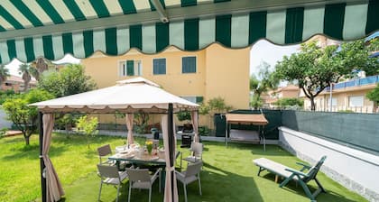 Holiday Home 'Villa Verde - 300m from the Sea' with Private Garden, Wi-Fi & AC