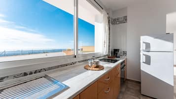 Een koelkast, een oven, een kookplaat, een koffiezetapparaat/waterkoker